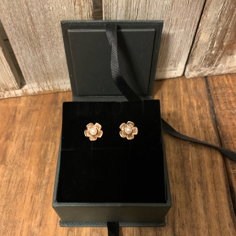 BNWT Coach Gold Flower Earrings
